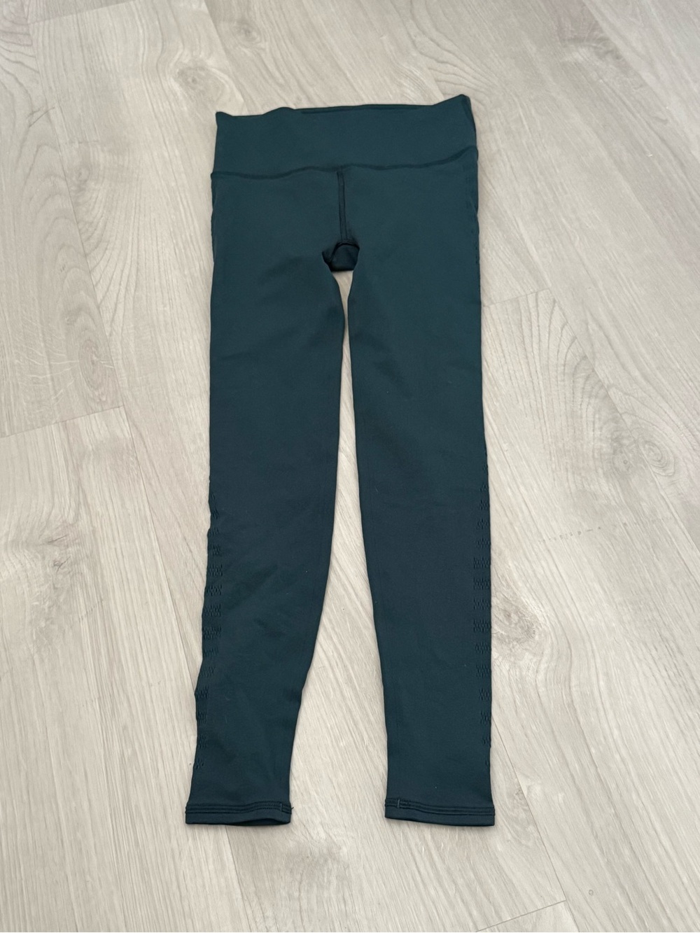 Lululemon High Rise Crop Leggings Dark Rainforest Green Laser Cut Detail Size 6